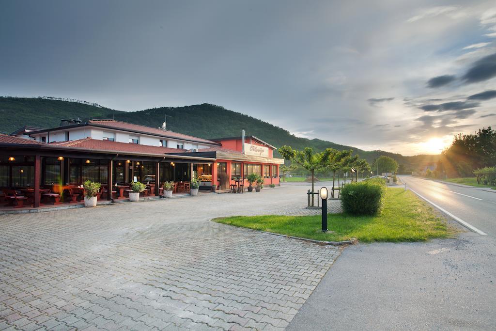Guesthouse Osterija Branik エクステリア 写真